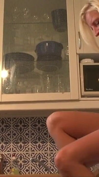 Jonge loodgieter neukt in de keuken mooie blondine met kleine tieten