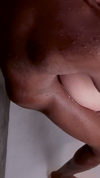 BBC Taureau Echangiste Me Baise Sous La Douche Et Explose Dans Ma Bouche