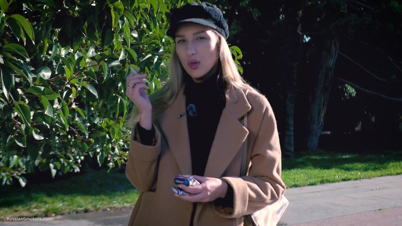 Russian Smokers: Ao ar livre fumando com beaty russa menina 2