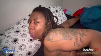 Blvck Rose TV: Teman sekamar berbagi besar pria kulit hitam: si mami tsunami...