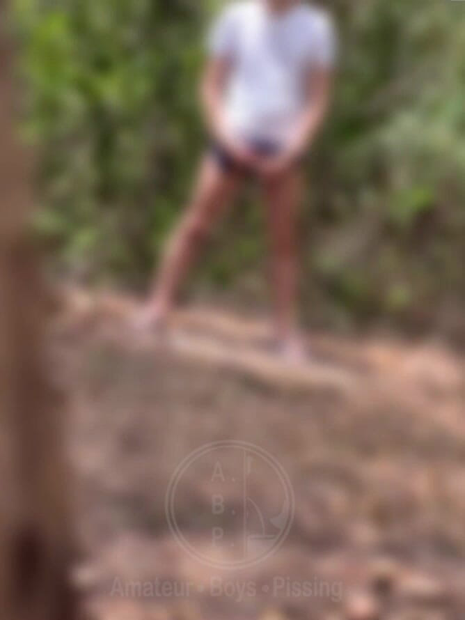 AmateurMates: Ragazzo amatoriale beccato a pisciare nel bosco