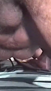 Une MILF blonde prend une grosse bite noire au fond du cul