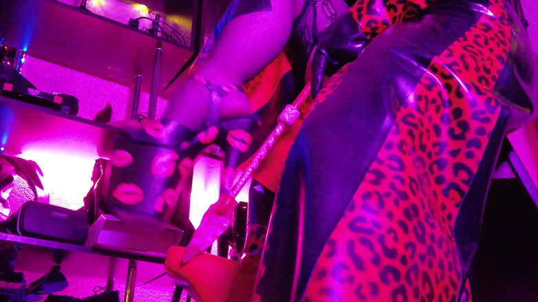 Eva Latexxx: Roodrubberen fetisj femdom latex meesteres fetisj bdsm voorbinddildo hakken Dominatrix