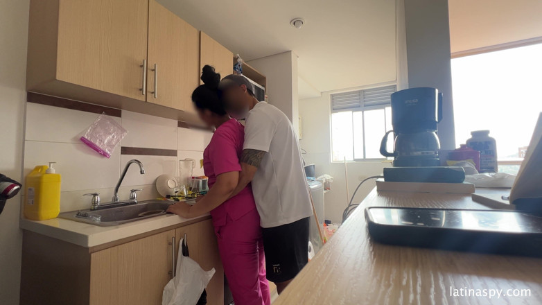 Latinaspy: Pembantu rumah dengan pantat besar membersihkan apt kemudian menyentak bosnya...