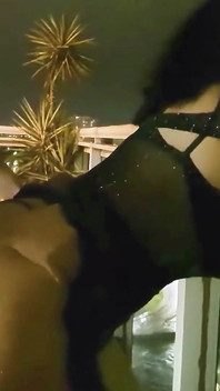 Cewek semok latina ngentot sugar daddynya di balkon rumah - seks berisiko di tempat umum