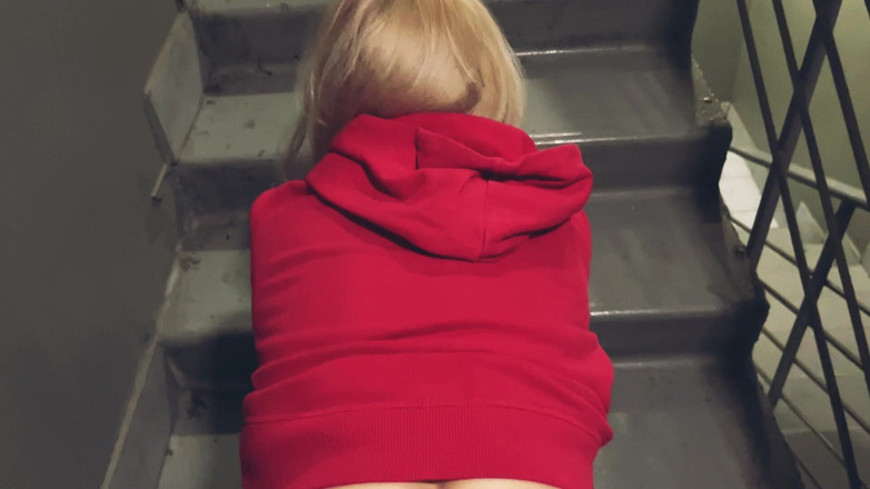 Aleks Sam: Czerwona Bluza Z Kapturem, Publicznie: Pochylony Na Schodach, Wilgotny Piesek...