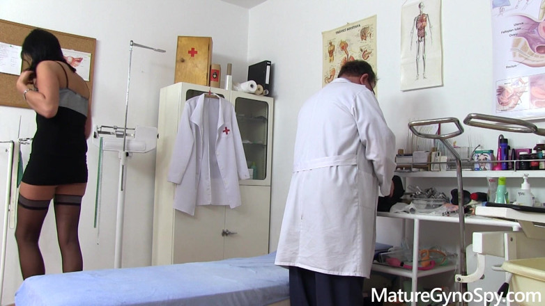 Mature Gyno Spy: 成熟的妇科景点 - 老变态妇科医生偷偷记录他的年轻女病人在摄像头上