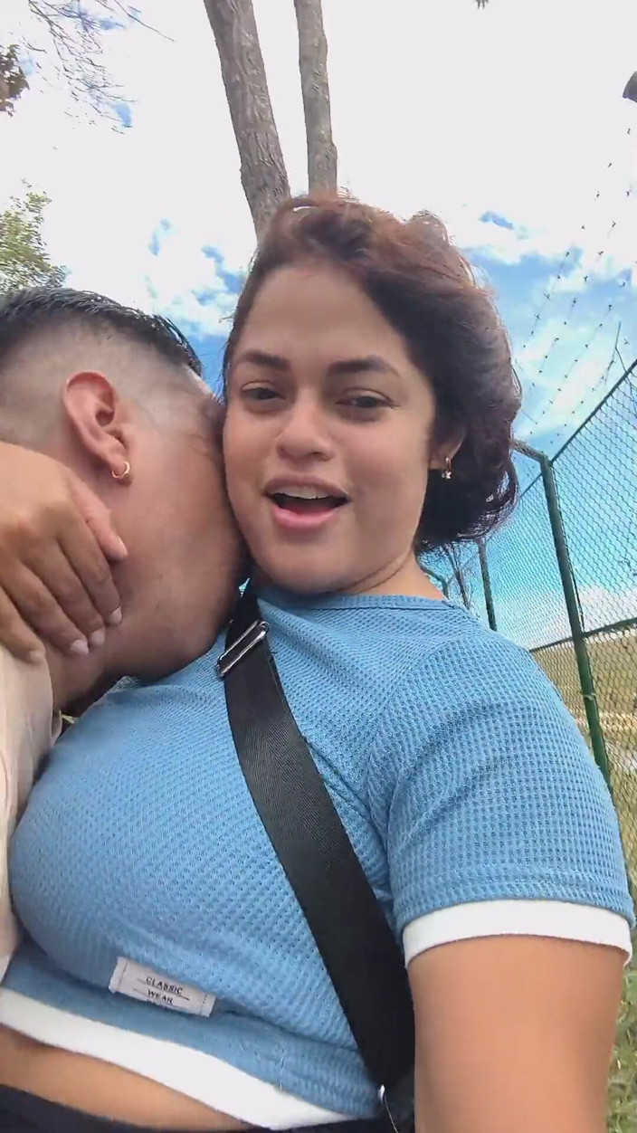 AngyAmazon: Prstem ošukaná venku a téměř chycena