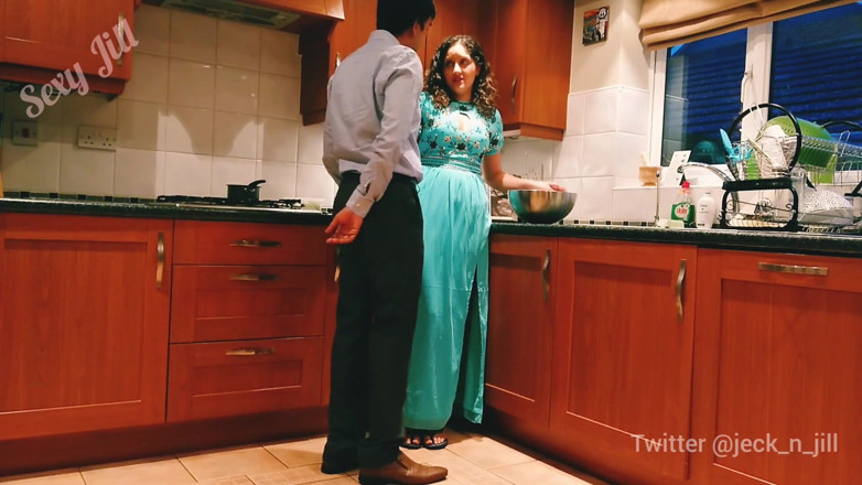 POV_Indian: Hintli üvey anne üvey oğlunun en iyi arkadaşını sikiyor ve sikiyor - Hintçe...