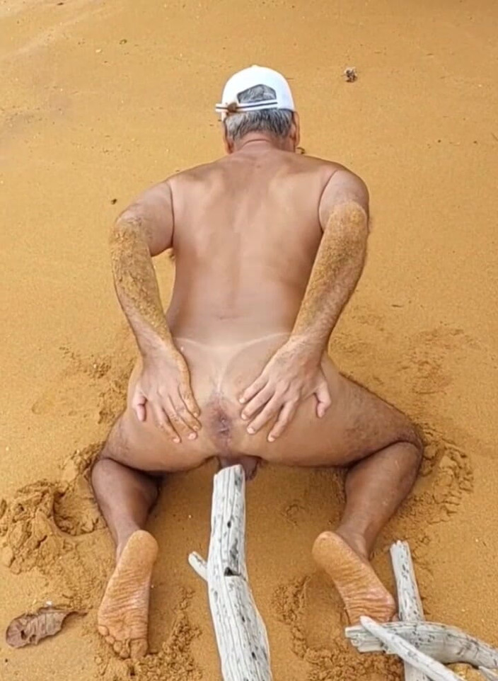 Ladysilvas: Ladysilva berbogel di pantai miang dengan zakar dalam pantatnya