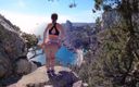 Dick for step sister: 야외 에로티카, 멋진 그림을 가진 소녀는 바다와 산을 배경으로 그녀의 웅장한 엉덩이를 보여줍니다.