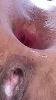 Brünette brünette MILF lernt, schwanz im freien zu reiten