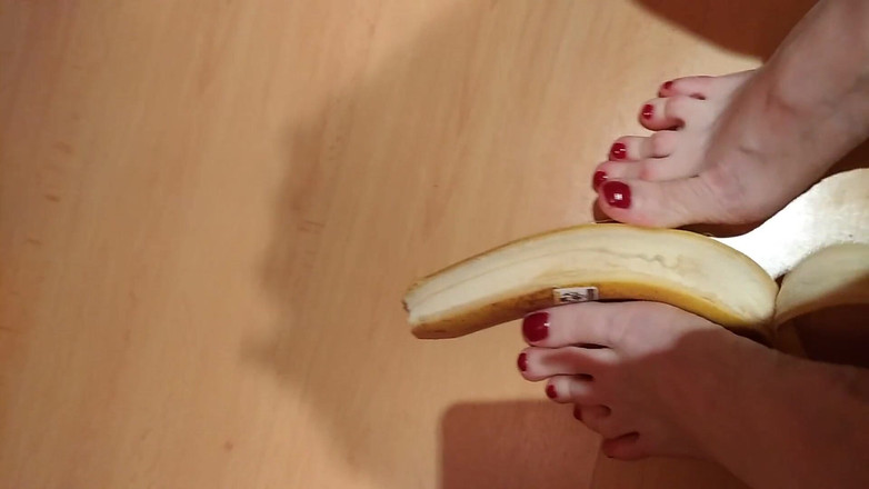 BadAssBitch: Footjob, rote zehen, bananen-crash