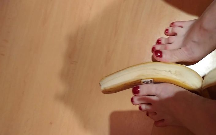 Bad ass bitch: Дрочка ногами с красными пальцами ног, банан, авария