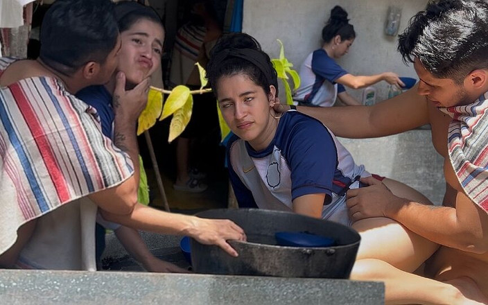 Roxxan: nevlastní sestra a naléhavý nevlastní bratr