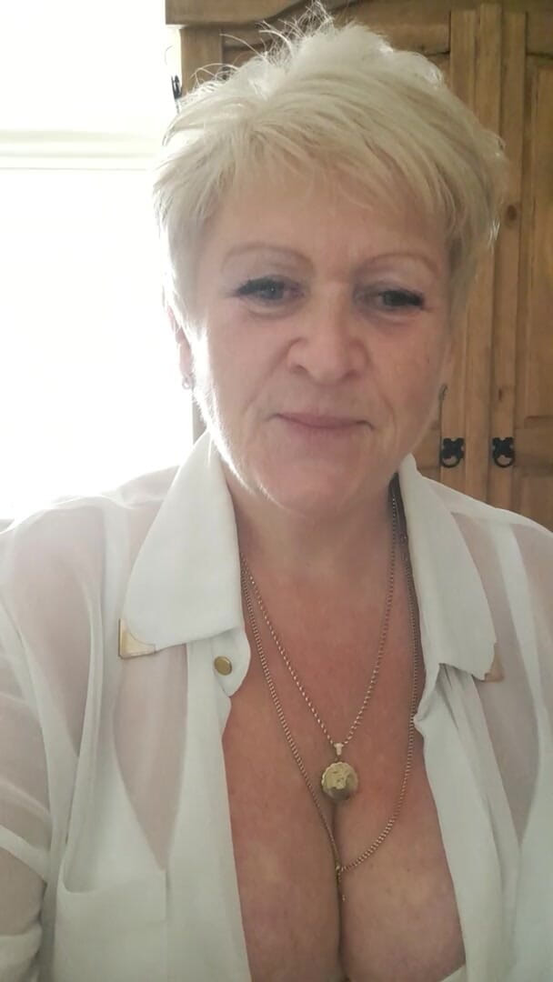 Uk Joolz: Mrdka mě sleduje, jak si dělám vlasy