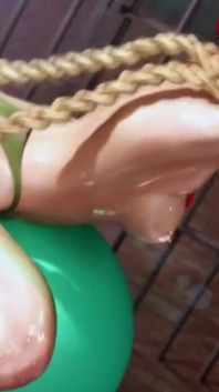Cammy z pouličního bojovníka na míči jógy