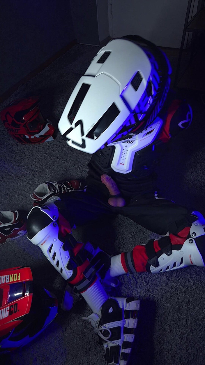 Sneakersmax98: Azgın motorcu yarağıyla oynuyor