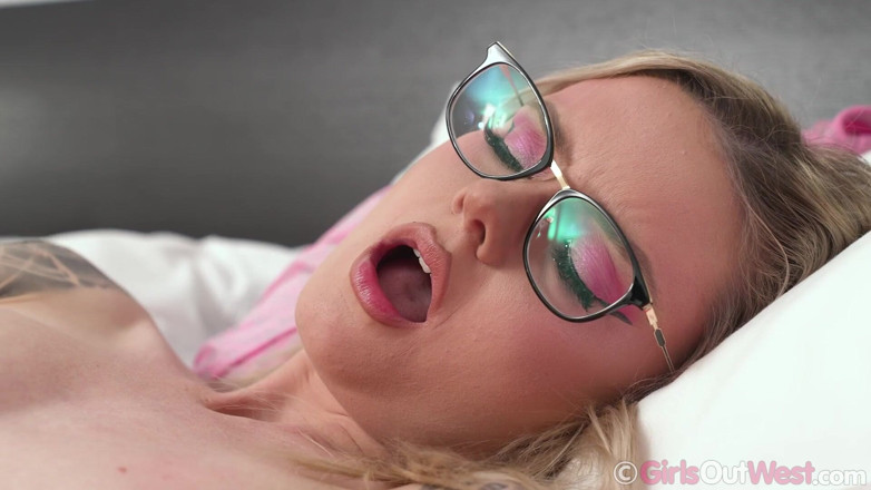 Girls Out West: sundar Barbie larki seks khilaunon ke saath khelne se pahle...