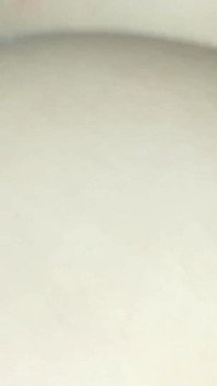 Cuckold filmt zijn vrouw in strakke anale seks met zijn vriend