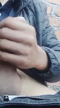 Lindo chico acariciando su polla