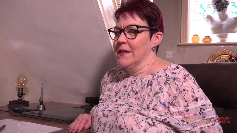 Aunt Judy's XXX: Layla Bird, ta patronne mature à forte poitrine vous offre un...