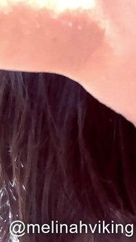 Morena se cepilla el cabello
