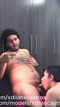 Padrastro Folla a Pelo a Su Hijastro Mientras Su Esposa No Esta