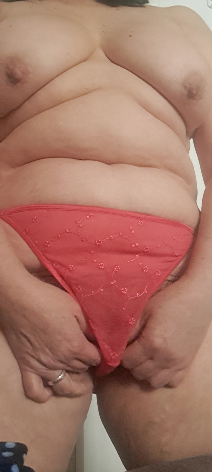 Mommy big hairy pussy: Nevlastní matka svádí v červených kalhotkách