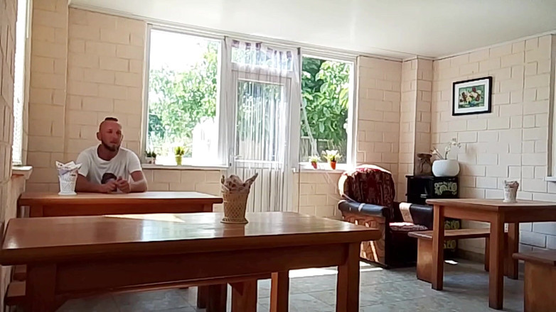 Crazyfamily 1970: Une serveuse nue se laisse baiser