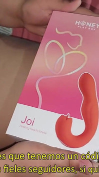 Cutia cu miere joi - vibratorul este perfect pentru găurile acestui sclav sexual