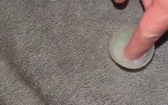 Close-up gaatje lekt en slikt sperma gekleed in lingerie, netkous vullen cup en eigen sperma drinkend ongecensureerd