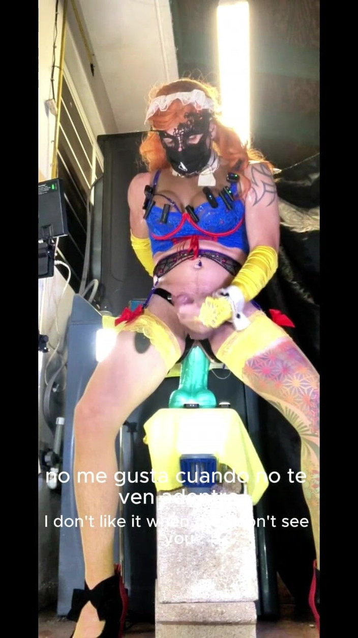 Benito414: La trans trans con le mutandine blu e le calze...