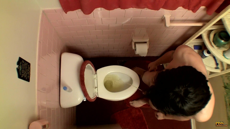 Piss Twinks: Descărcare în vasul de toaletă