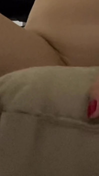 카메라에서 옷을 벗고 젖은 보지를 자위하는 18살 여학생