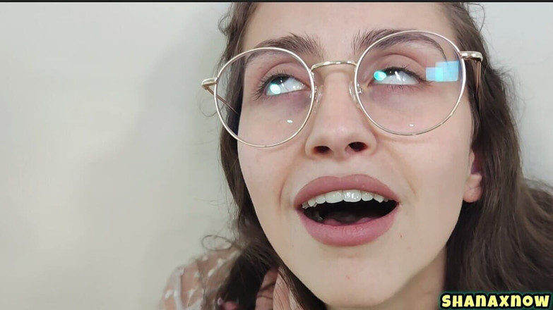 Shanaxnow: Öğrenci kostümlü inek kız çiş çaresizliği rol yapma oyunuyla cezalandırılıyor