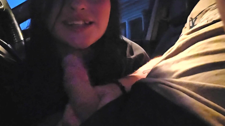 LEXI AND DAN: Je suce une bite de mon copain sur le siège...