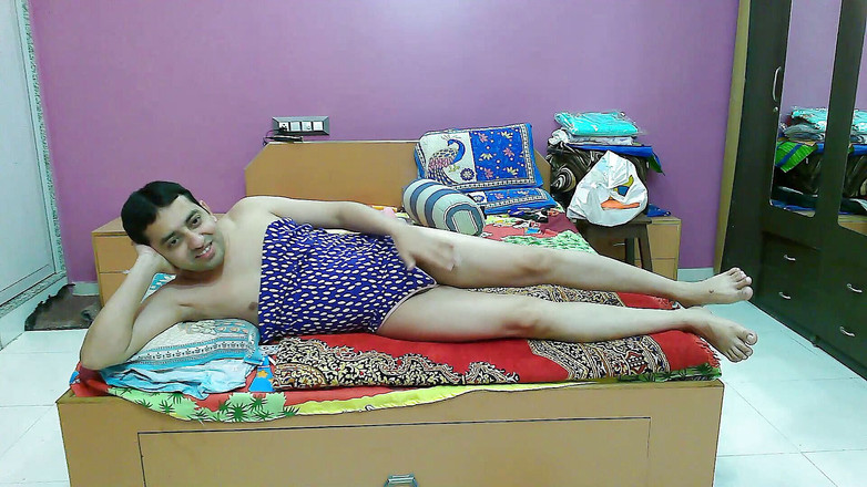 Cute & Nude Crossdresser: Travestit efeminat sexy Femboy Sweet Lollipop într-un costum de baie DIY...