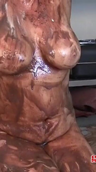 Dojrzała blondynka Z dużymi piersiami i dużym tyłkiem Dana Hayes pozuje do mokrej i niechlujnej sesji zdjęciowej