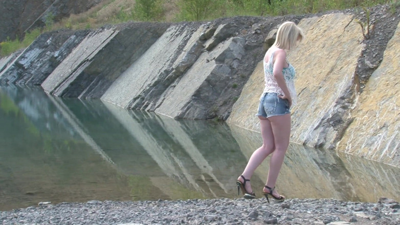 Reality Babes: Grande peituda loira gata está posando à beira do lago