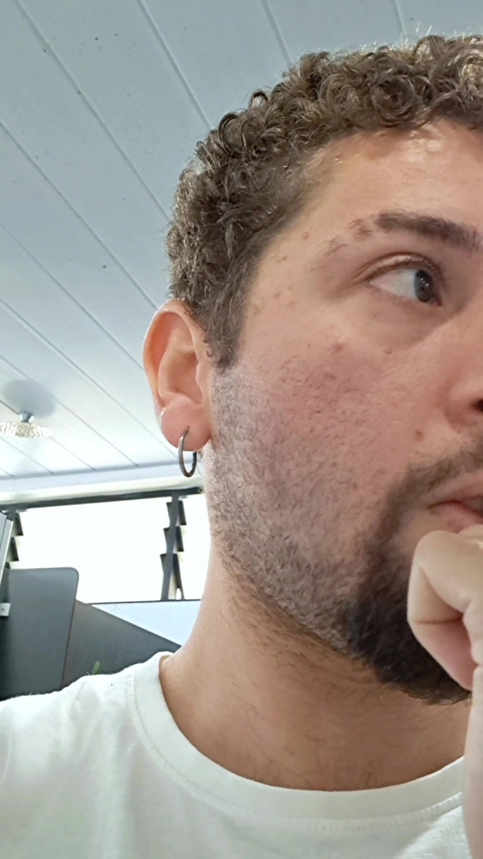 Marcosninfo: Málem mě chytili, jak se předvádím v koupelně, kde se...