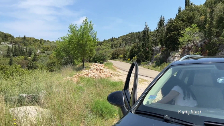 Katty West: Bláznivá dívka chčije na střechu auta