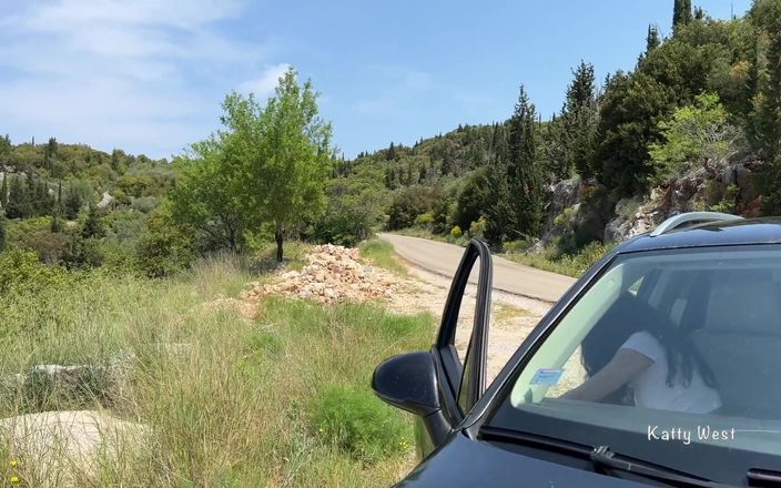 Katty West: Une fille folle pisse sur le toit d’une voiture