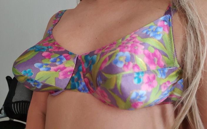 Only bras: Kleurrijke satijnen Victoria Sec beha, puntige borsten