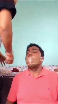 Assaggia i miei calzini e annusa il Mio culo!