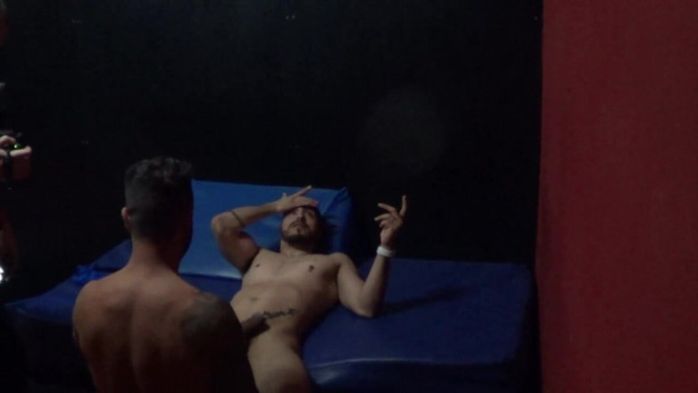 BAREBACK PORN SPY CAM: Сырая камера, Валентино Систо грубо трахнул Martin Mazza