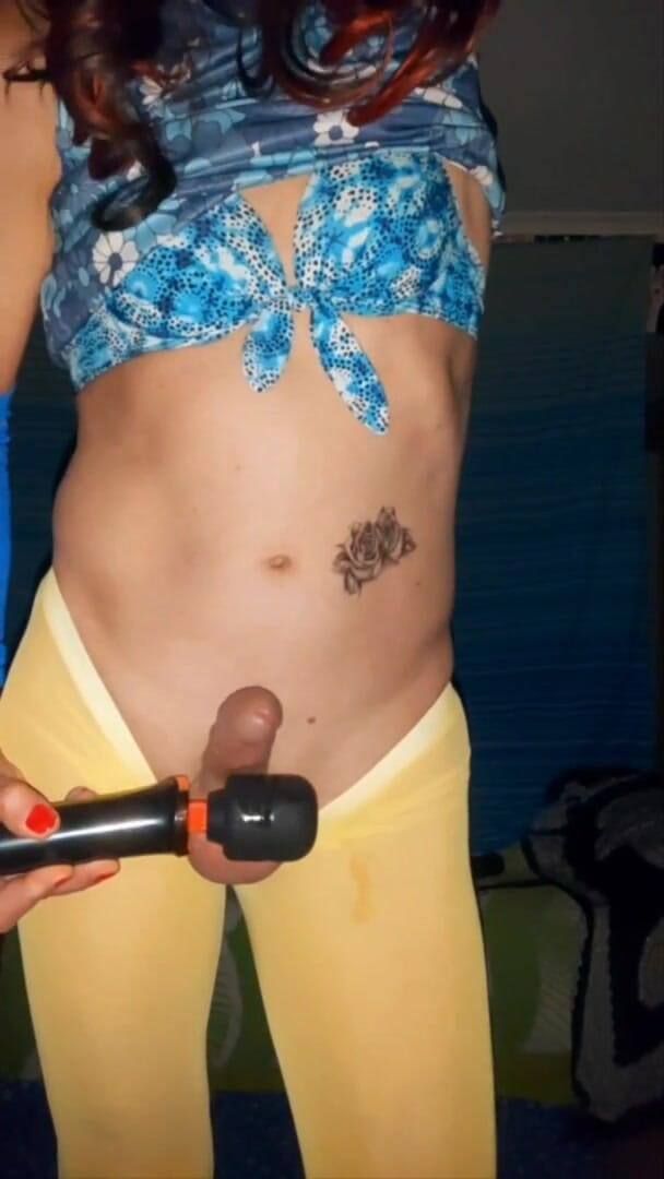 Lizzaali: J'utilise mon vibromasseur à grosse baguette pour se faire bander et...