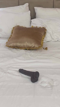Ich kam nach hause, ich wurde geil und ich masturbiere mich selbst