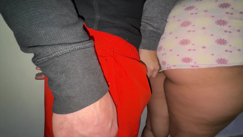 CoupleOfHotSins: Ela Acidentalmente Agarra O Pau De Um Estranho E Eles...