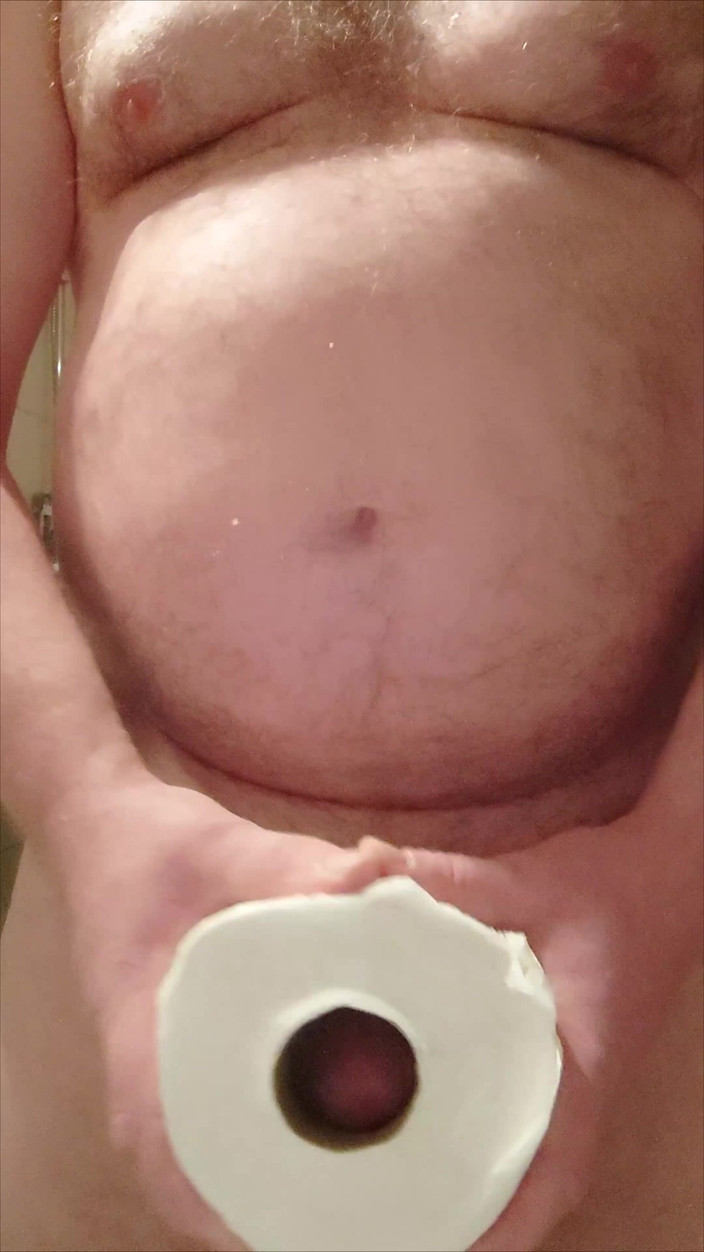 Carmen_Nylonjunge: Rolka papieru toaletowego i mały penis